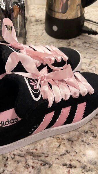 Chaussures Adidas noires et roses pour femmes