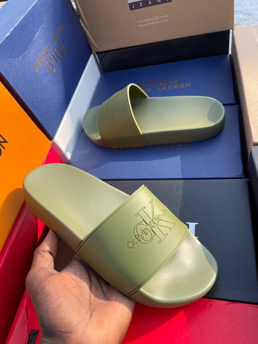 Claquettes Calvin Klein élégantes