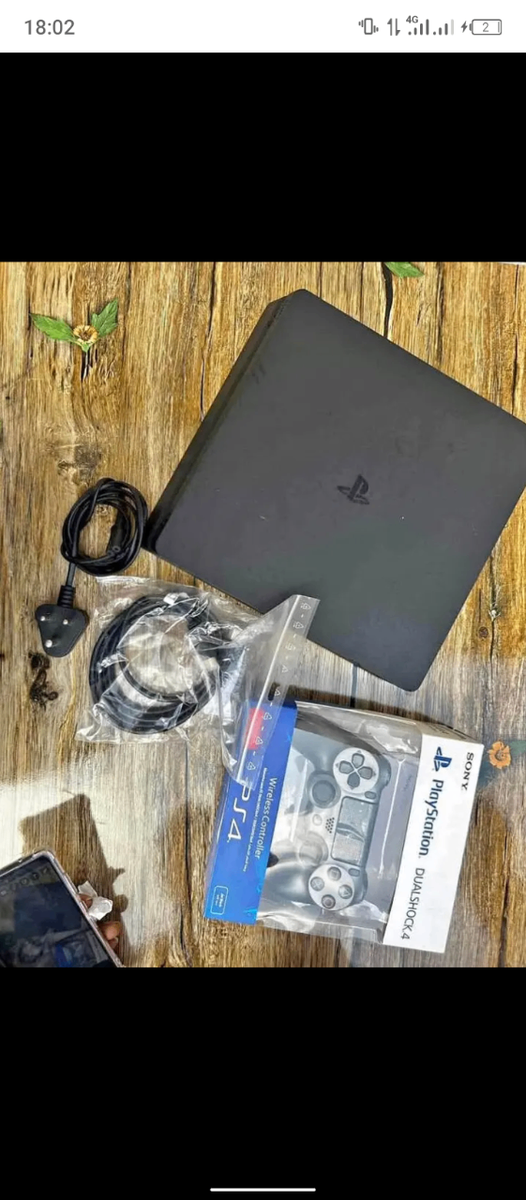 Console PlayStation 4 - Manette et Accessoires Inclus