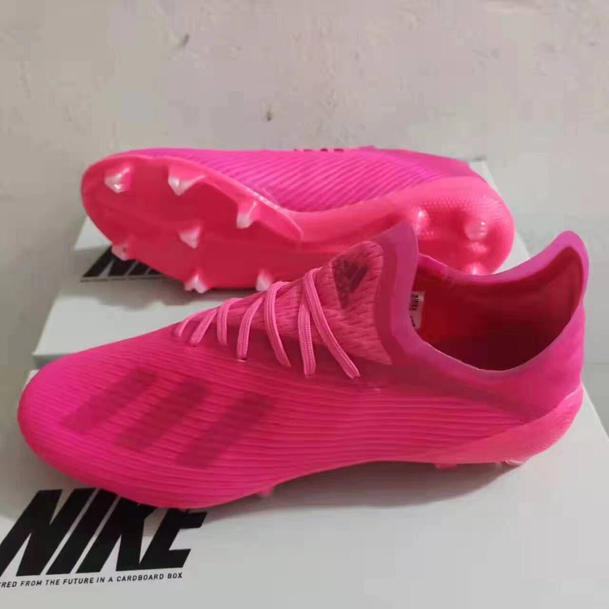 Chaussures de football rose vif