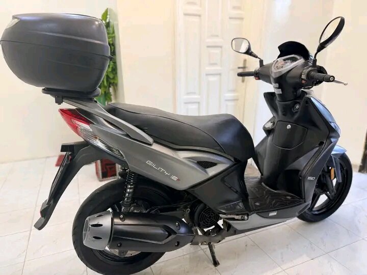 Scooter moderne avec coffre