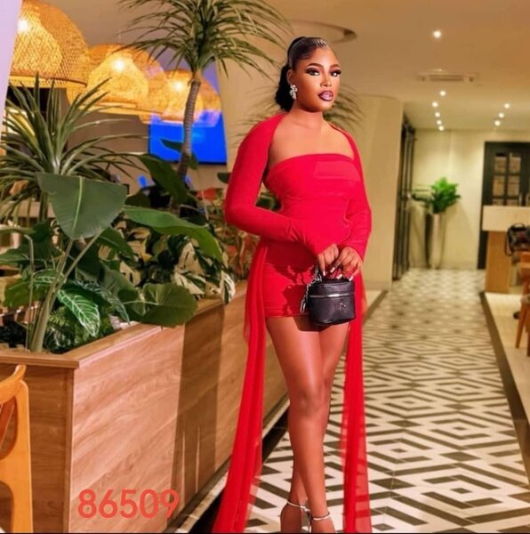 Combinaison rouge avec cape élégante pour femme