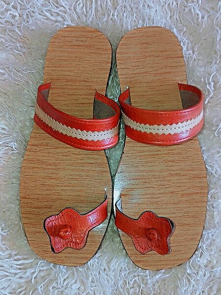 Chaussons marocains en cuir rouge