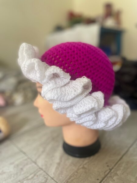 Chapeau tricoté à volants