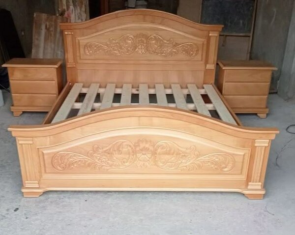 Lit double en bois sculpté