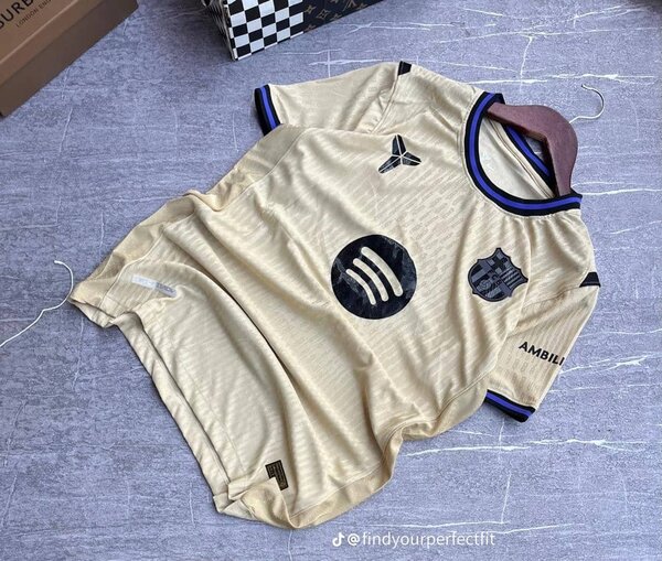 Maillot de foot doré