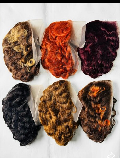 Perruques en dentelle colorées