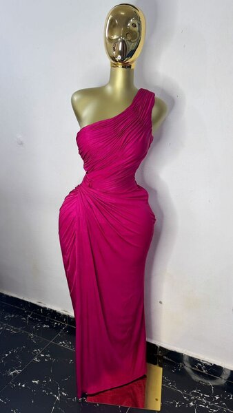 Robe fuchsia asymétrique élégante