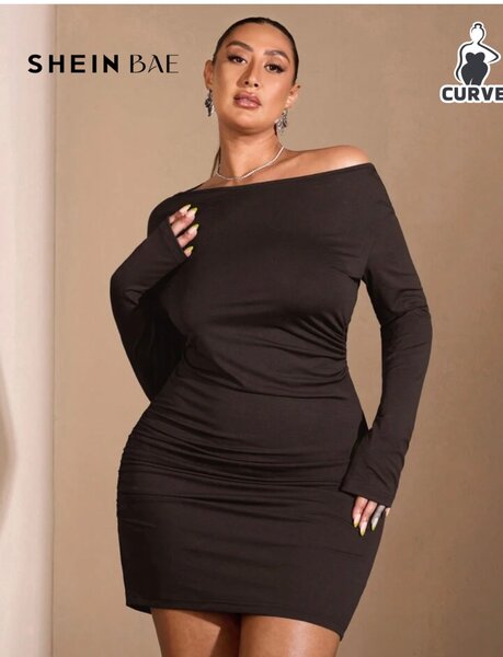 Robe moulante asymétrique