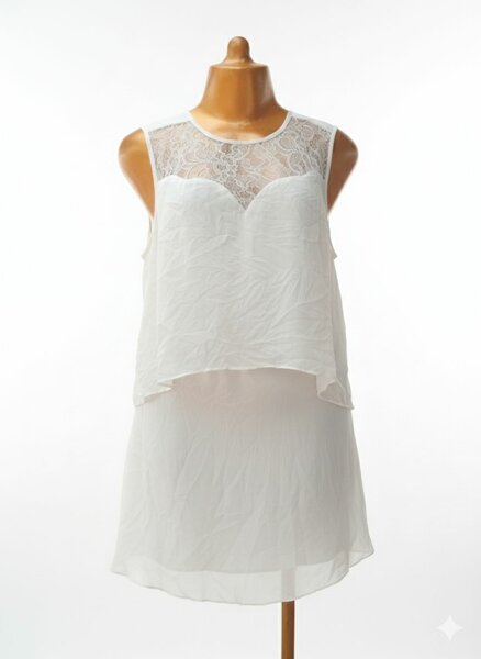 Robe blanche en dentelle élégante