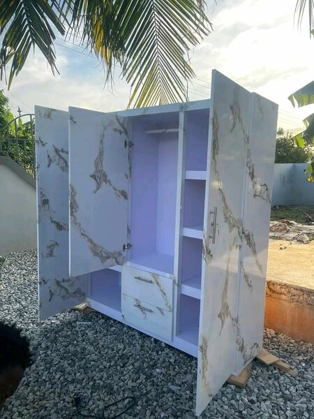 Armoire design en marbre blanc