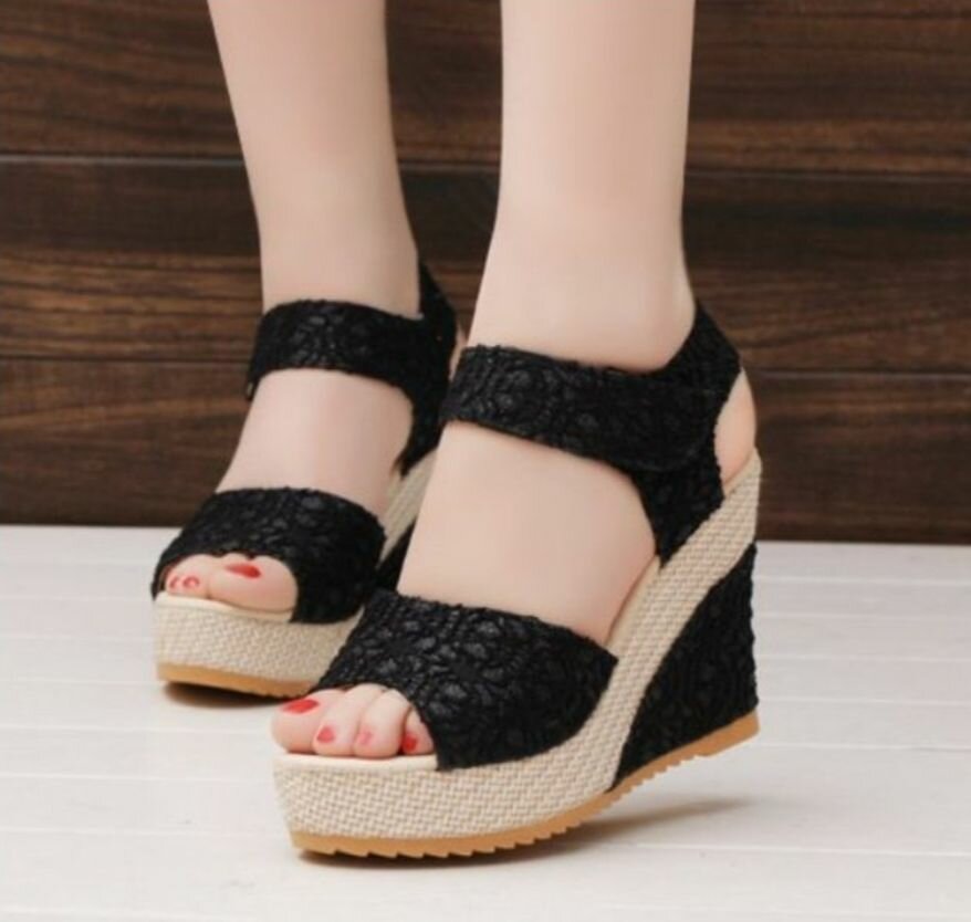 Sandales compensées noires élégantes