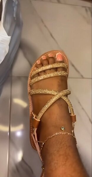 Sandales dorées brillantes