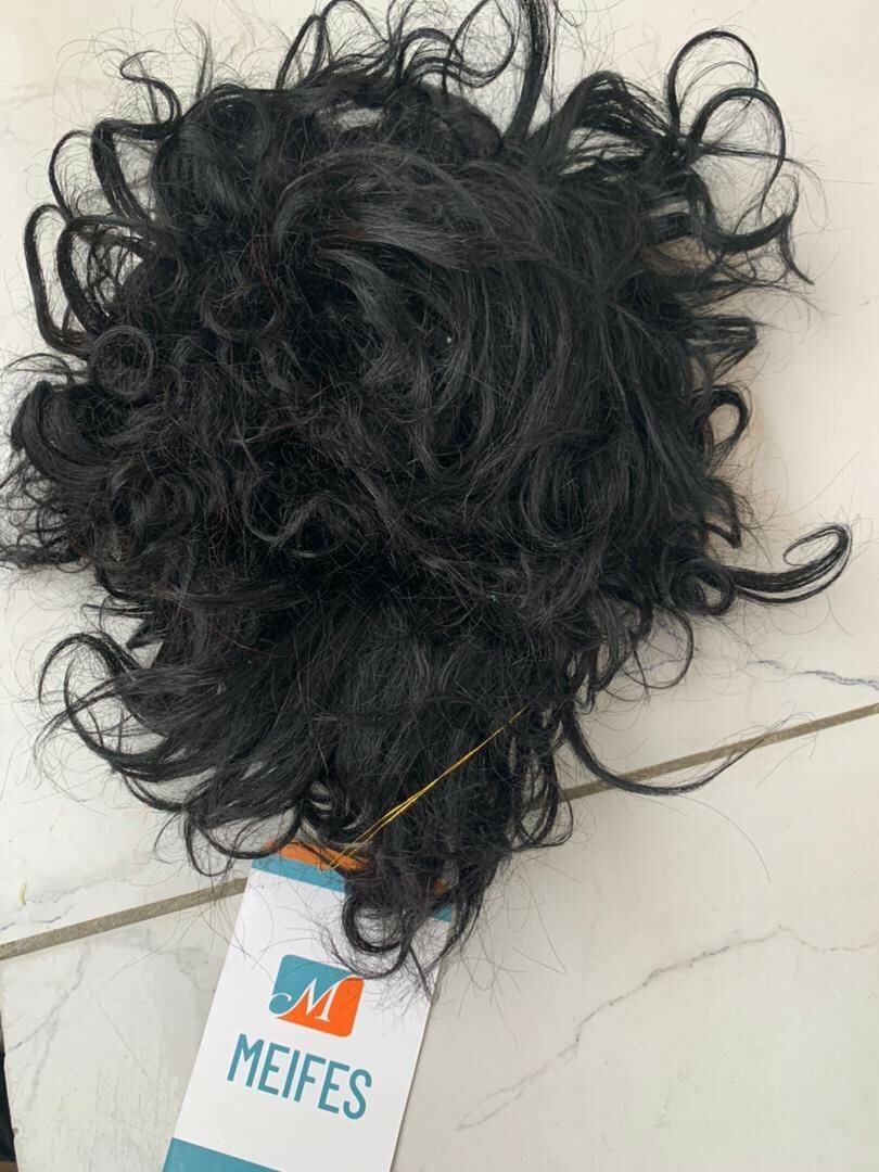 Perruque bouclée en dentelle noire