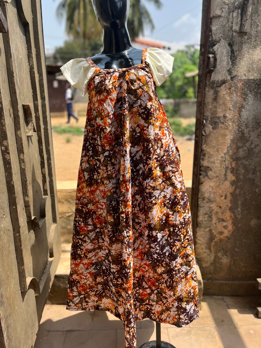 Robe africaine fleurie à volants