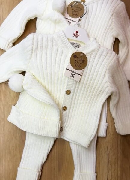 Красивый белый костюмчик: шапочка, брюки и кофтачка.