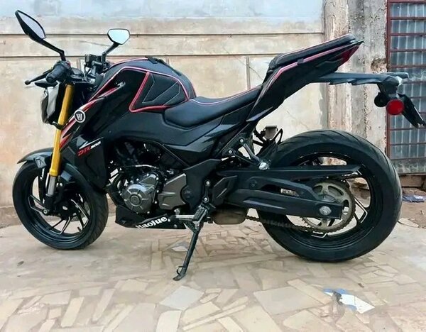 Moto sportive DR 300 noire