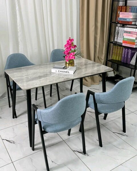 Table et chaises pour salle à manger