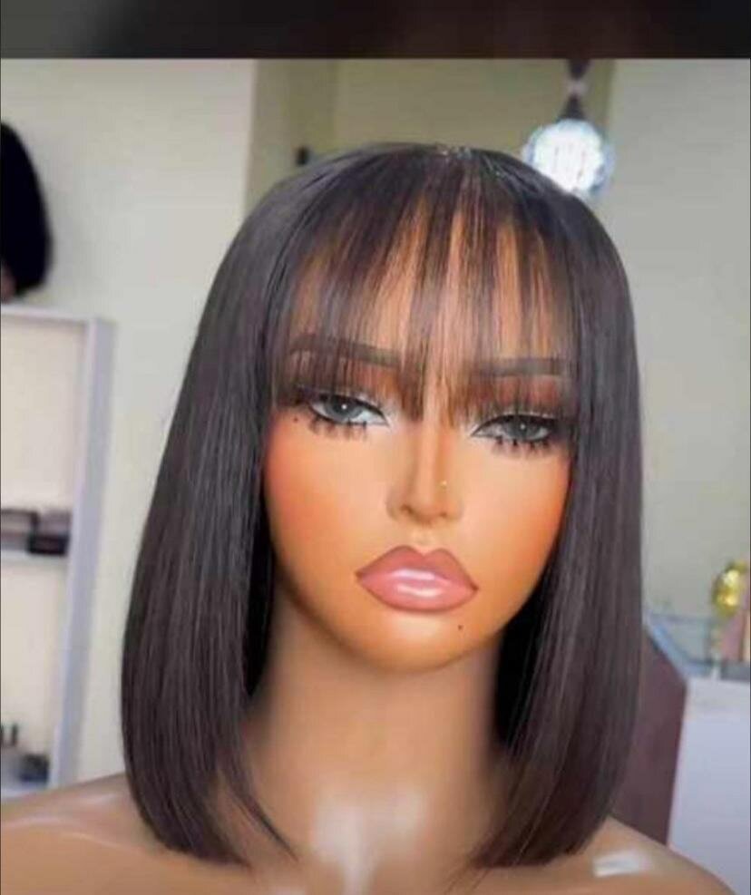 Perruque synthétique courte avec frange