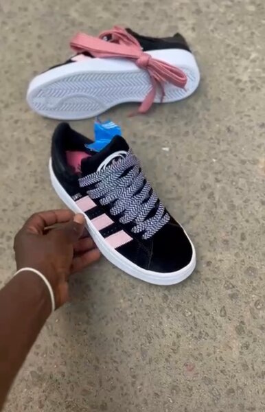 Baskets noires et roses élégantes