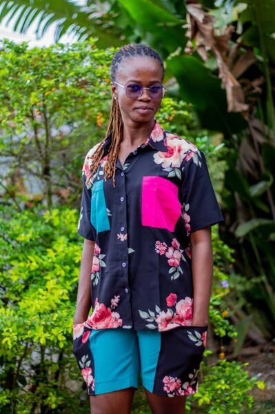 Chemisier fleuri à motifs colorés