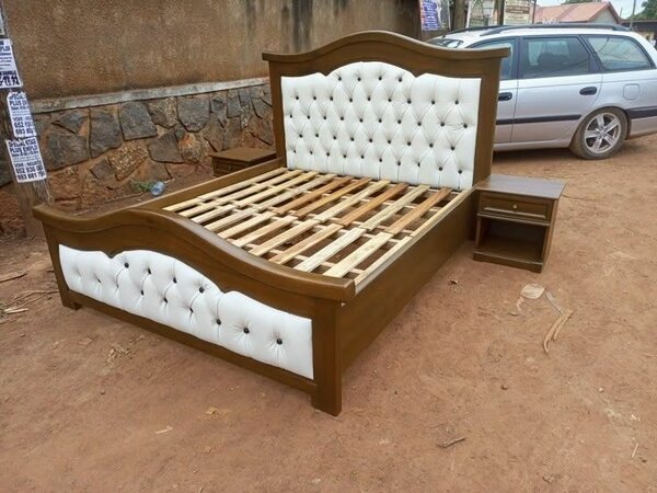 Lit en bois avec tête de lit capitonnée