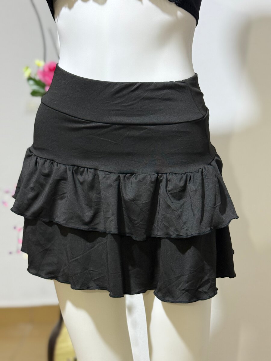 Jupe courte noire à volants