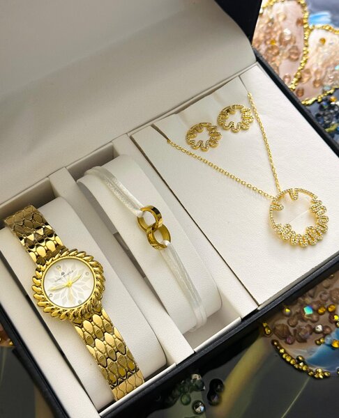 Coffret Bijoux et Montre Dorés