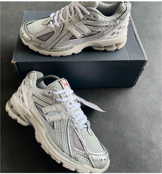 Baskets de course argentées