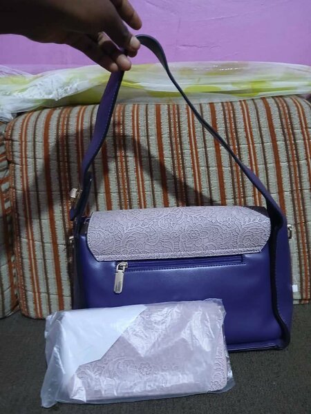Sac à main femme violet et gris avec accessoires