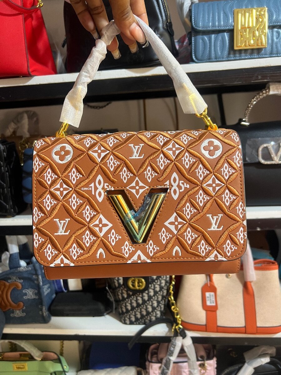 Sac bandoulière élégant LV
