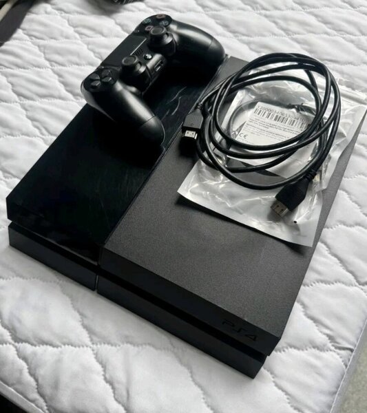 Console de jeu PS4 avec manette et câble USB