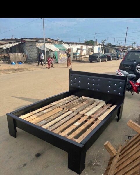 Lit double en cuir noir