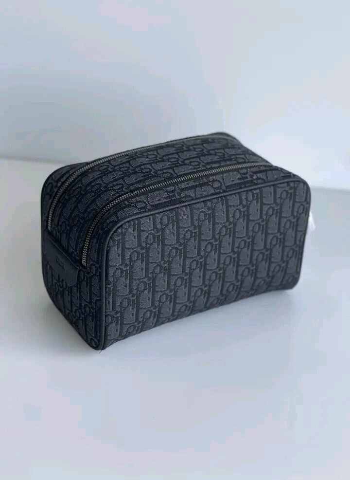 Trousse de toilette luxe Dior en cuir