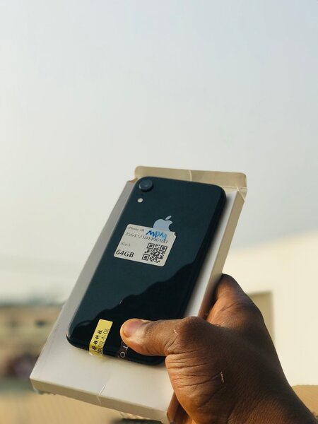 XR 64gig UK f/u faceid &True Tone intact comes with box