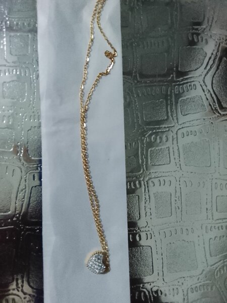Collier en or avec pendentif en diamant
