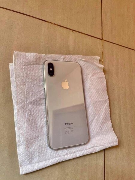 iPhone argent 64Go débloqué