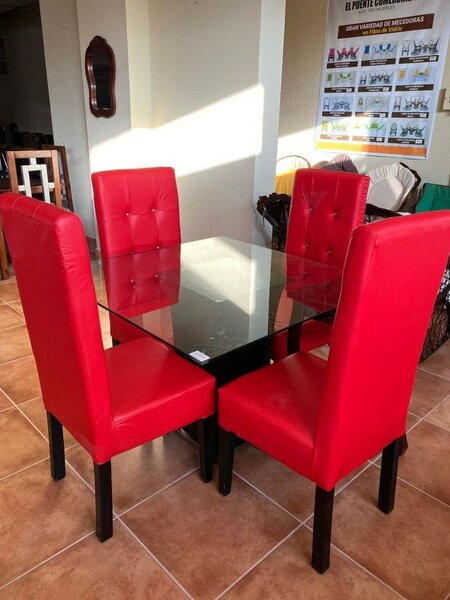 Ensemble de chaises rouges en cuir