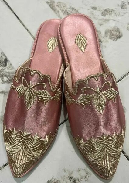 Mules en satin brodé