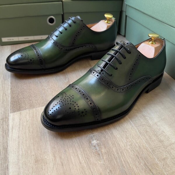 Chaussures habillées en cuir noir et vert