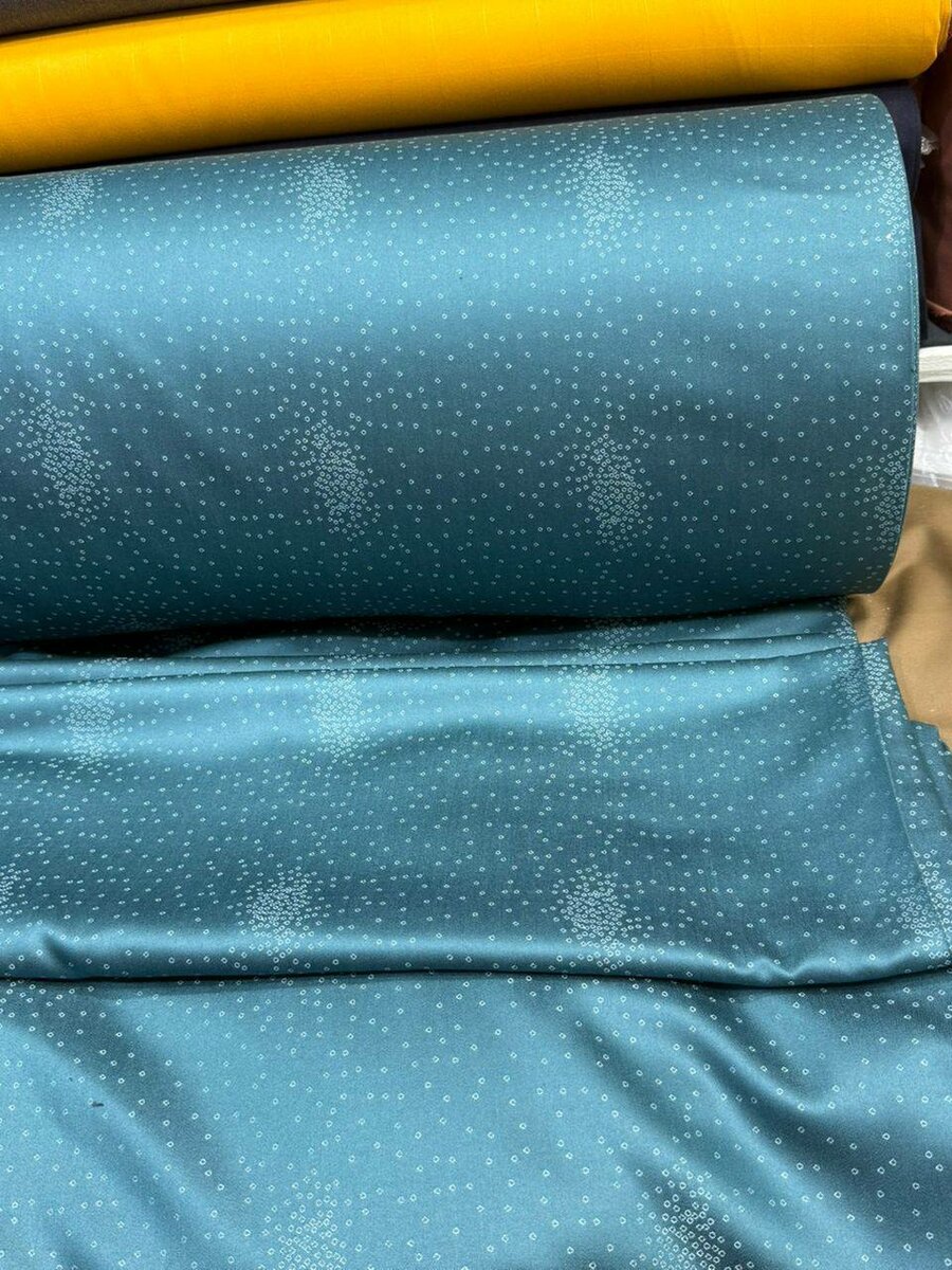 Tissu de satin à motifs