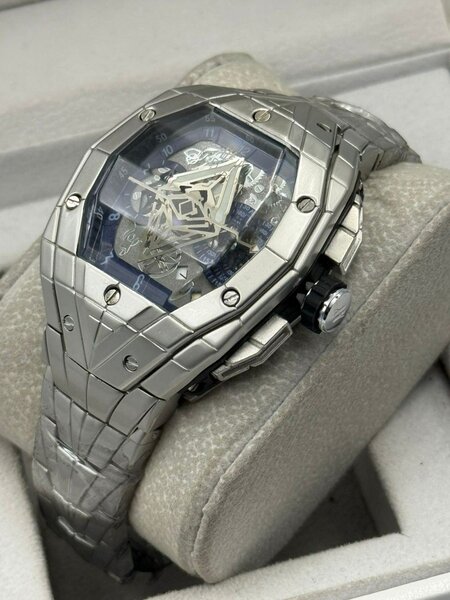 Montre de luxe avant-gardiste