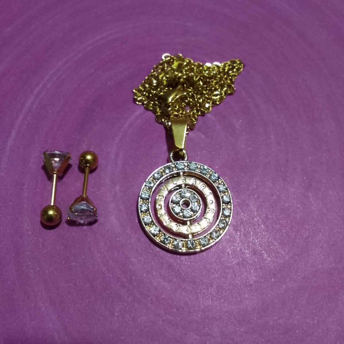 CHAÎNES ET BOUCLE D'OREILLE