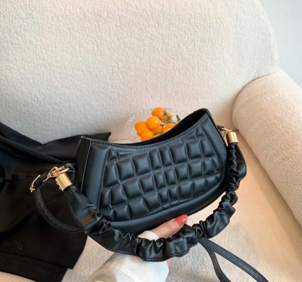 Sac à main noir en cuir matelassé