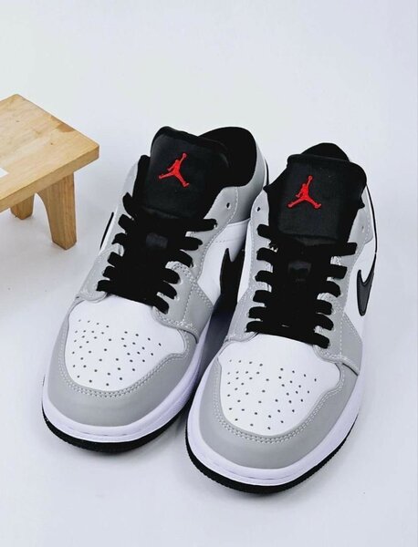 JORDAN 1 LOW LIGHT GRIS FUMÉ