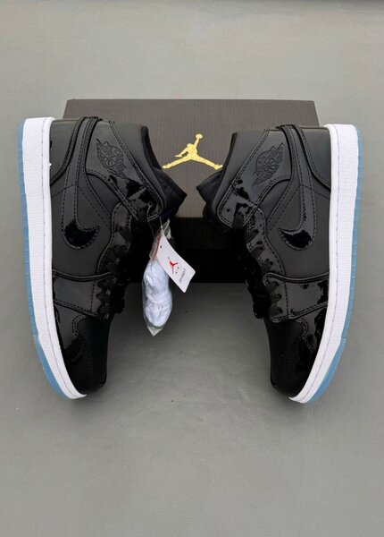 Baskets Jordan noires brillantes