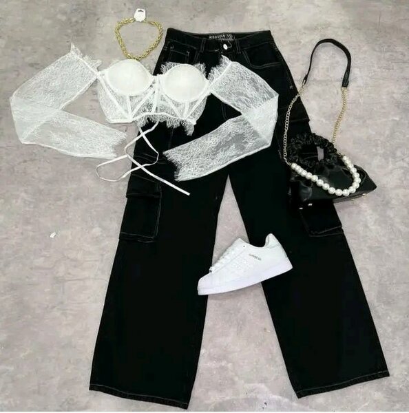 Ensemble élégant jeans cargo noir et accessoires