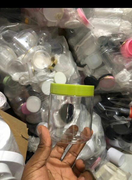 Pot en plastique transparent