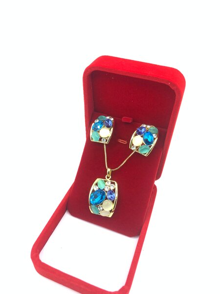 Parure de bijoux en or avec pierres bleues