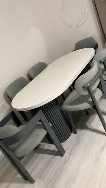 Table et chaises design pour salle à manger
